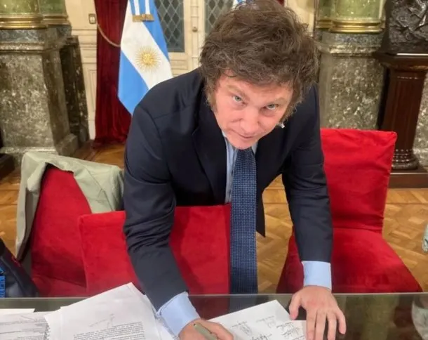 milei-firmando